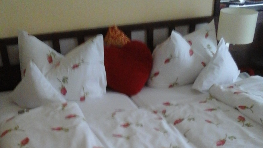 Rosenbett im romantischen Doppelzimmer Rosenbett im romantischen Doppelzimmer